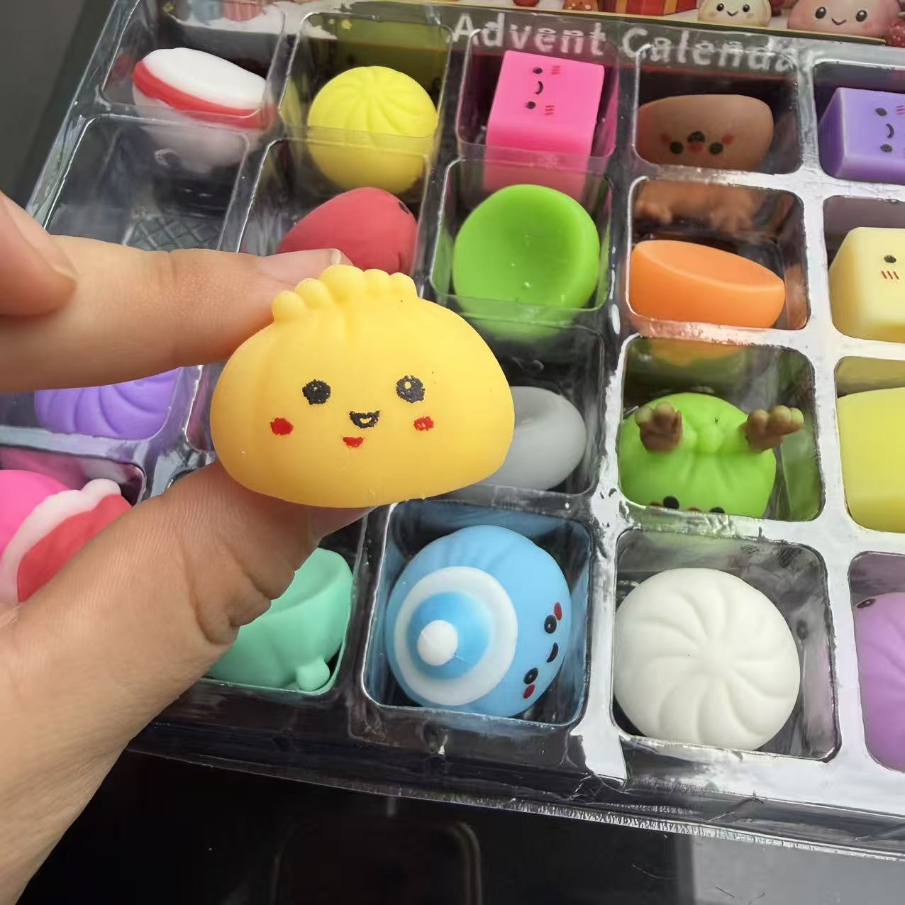 クリスマスアドベントカレンダー24個入り。触って楽しいおもち - Kids Toys Box のレビューと価格